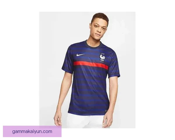 新赛季热门球衣呈现出多样化设计，吸引球迷持续关注和期待